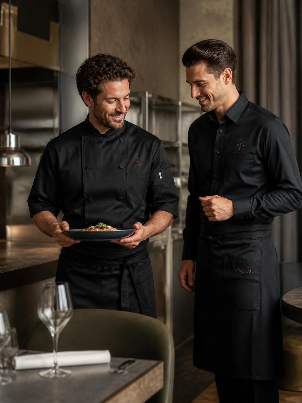 Uniformes de gastronomia personalizados: dólmã de chef e avental de salão com logo bordado