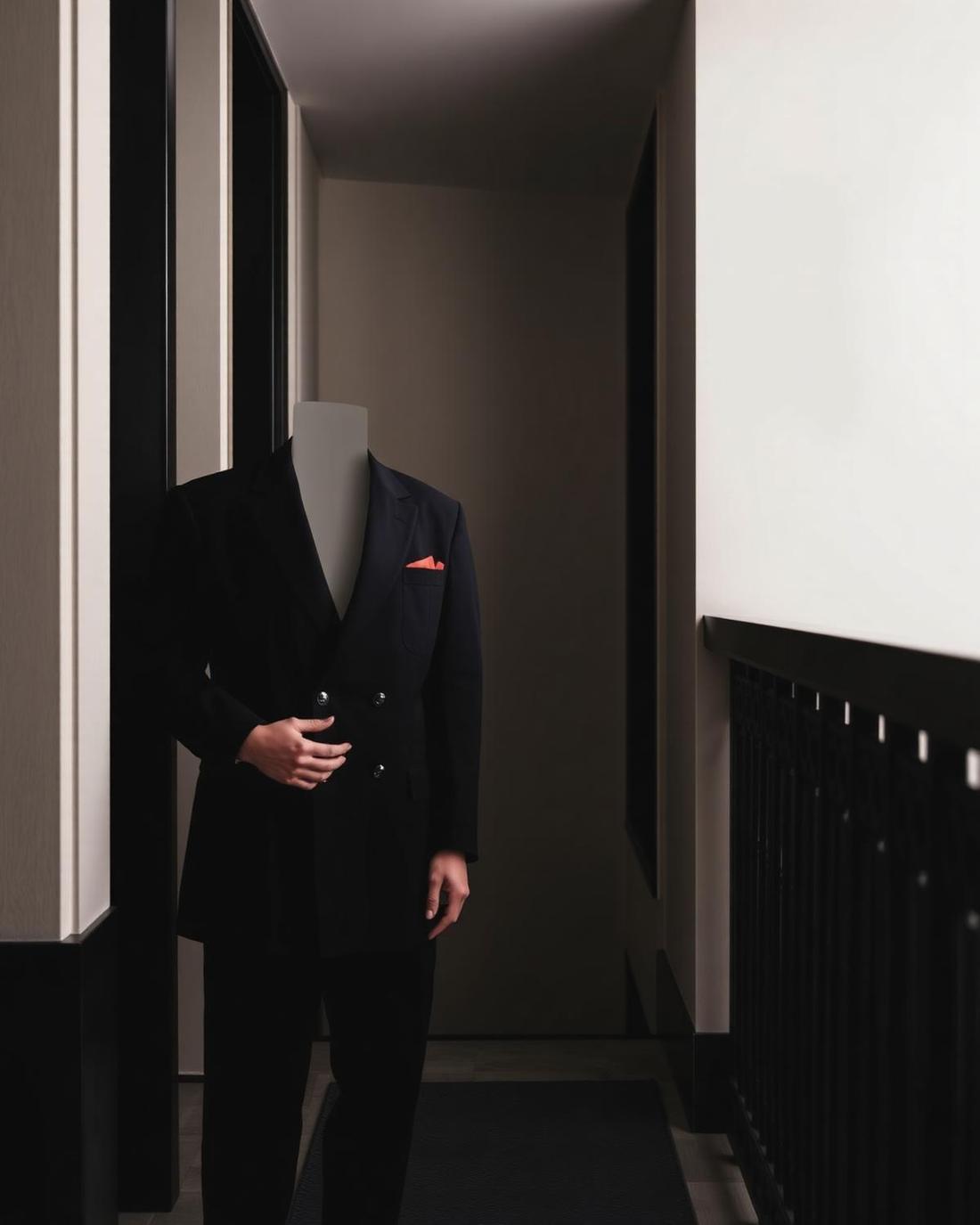 Uniforme de recepção de hotel com colete e detalhe de tecido