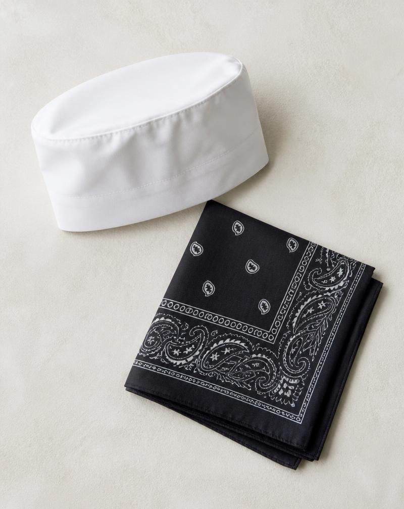 Touca de cozinha branca e bandana dobrada