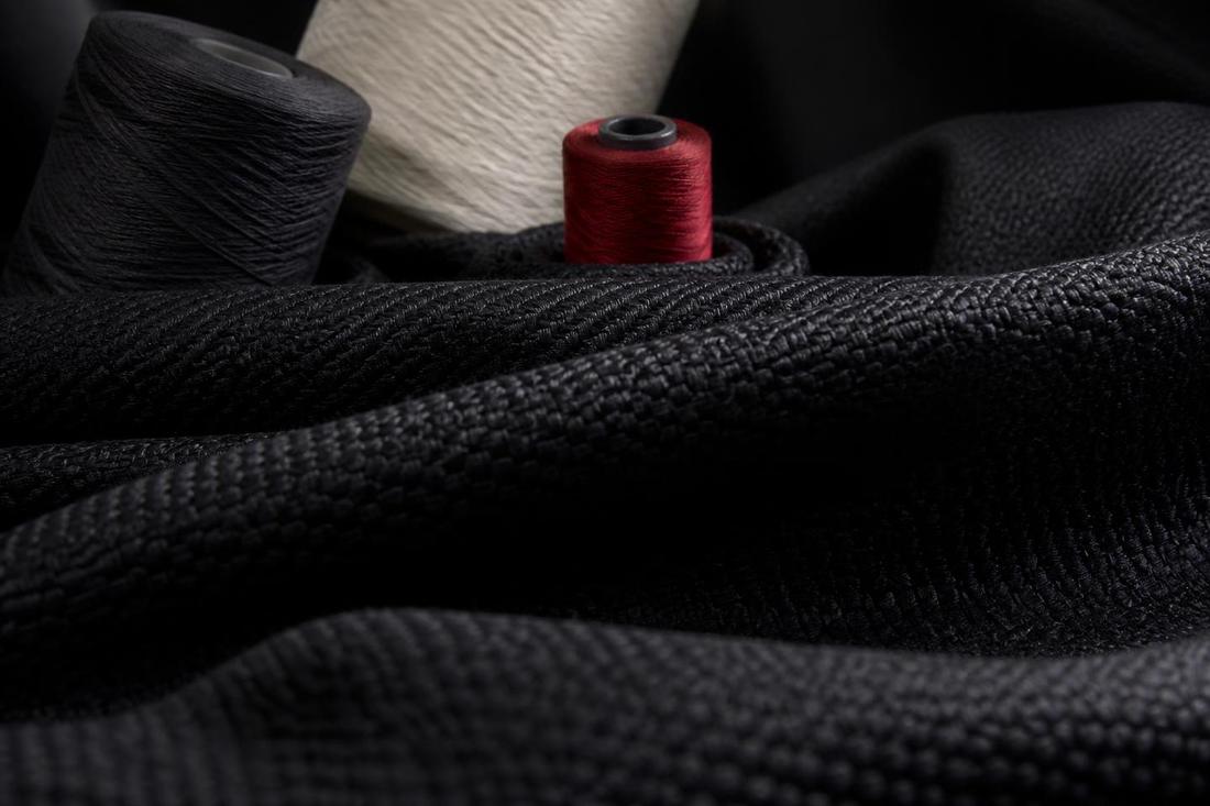 Macro de tecido técnico e cones de linha utilizados nos uniformes